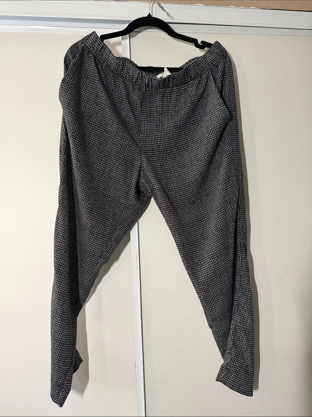 H&M Black & White Patterned Pull-On Pants
